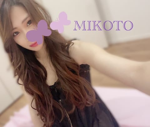 最近うちの多肉植物ちゃんが色抜けてきてて困ってますみことです。

日も当ててるし根詰まりしないようにしてるのになんで？😭