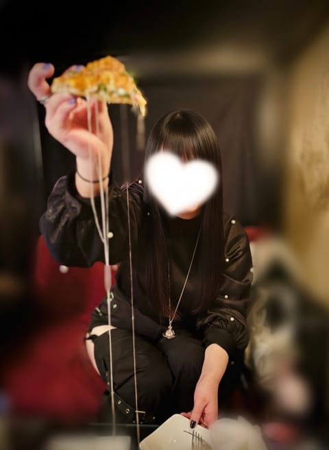 先日無性にピザ🍕が食べたくなって、友人に付き合ってもらって食べに行きました🍴🥹🤍

カロリーに満足…(꒪¯꒳​¯꒪)笑

