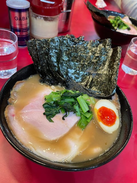 こんばんは
11月の夜は一段と冷え込みますね。
そのせいか、最近は温かいうどんやラーメンがより一層美味しく感じて毎日食べ