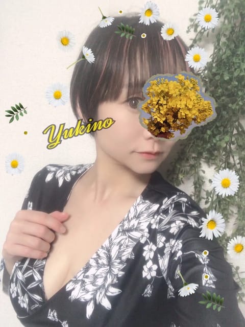 メイク道具をマルッとぜ〜んぶ忘れてきましたゆきのです😶笑

ぴぇぇぇぇぇ！明日からスッピン！？

てな訳にもいかず…
新