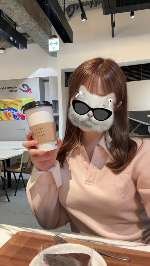いつだって頭の中はにぎやかで、とりとめもない
でも、なんでもない顔をしながら、
コーヒーの香りでぼかしてみる

考えなく