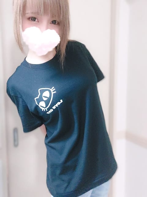こんにちは(◍´꒳`◍)

先週、仲良し様からもらったTシャツ♪
ねこちゃんのイラストめっちゃ可愛い♡♡
後ろもめちゃく