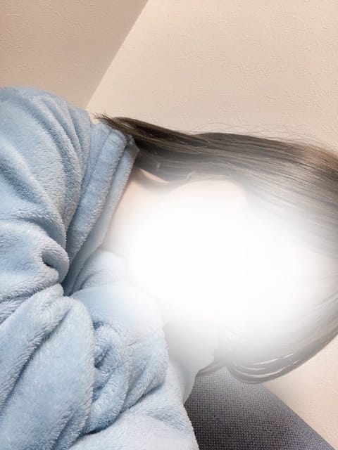 出勤してます🫡

12:20〜🈳

今日は金曜日だね〜！
土日休みの方は今日頑張りましょう😤

🈳あるので予約待ってます