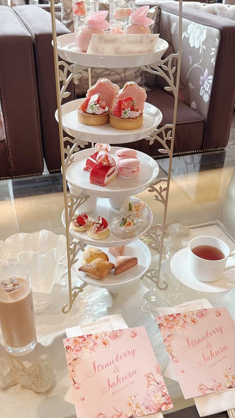 先輩の結婚式したホテルでいただいたアフタヌーンティー 🫖♡

イチゴとさくらテーマで見た目もかわいいしおいしいし幸せすぎ