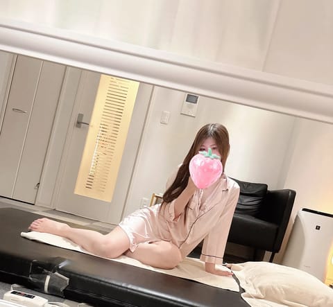 こんにちは🌻 
今日もめっちゃ暑いですね🥵
ただいま連勤中😎✨

本日は18:30まで出勤してます！
早めの時間帯はまだ