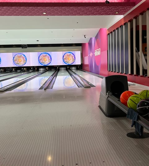 一万年ぶりにボーリングしてきた🎳
1ピン500円で1万勝ちー✌️
若者の聖地だたよ🫨
