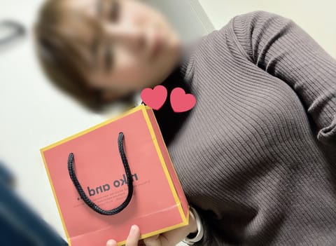 本指名様が「はいっホワイトデー！」ってプレゼントをくれました🥲💖
さらっとそういう事出来るのかっこいいですあやうく惚れち