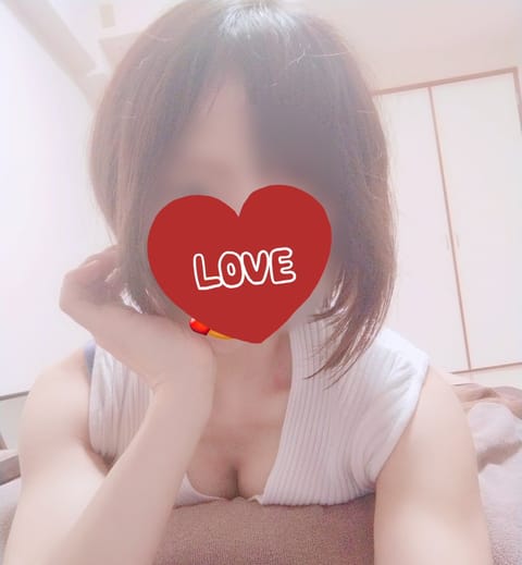 こんにちは😊　河村です💗

雨があがってジメジメですね🐌

今日は12時から18時までお部屋で涼しくして待ってますね💗