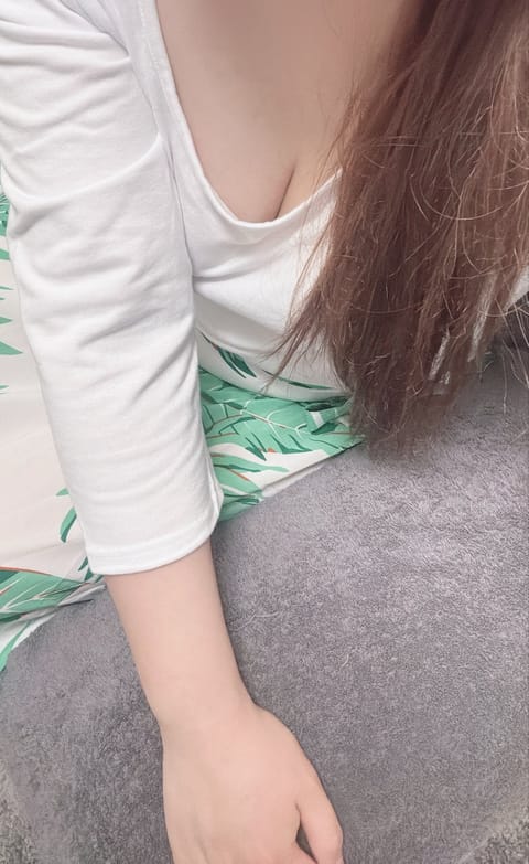 本日も出勤しております✨

昨日は満員御礼でした🈵
ありがとうございました😊
本日も100分ご予約入って
嬉しい☺️

