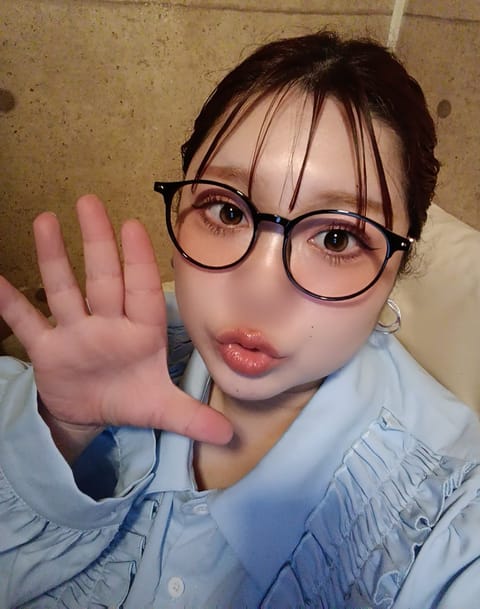 退勤!!
伊達メガネで帰るよ🐸

本日もありがとうございました🥹❣️

また会いに来てくれたお客様がいてハッピーハッピー