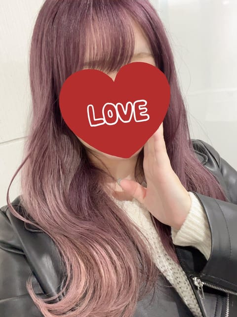 こんにちは🎶本日も元気に出勤しました❣️

金曜日のお昼ですがお待ちしてます☺️✨

髪の毛染めました〜😻すぐ色落ちしち