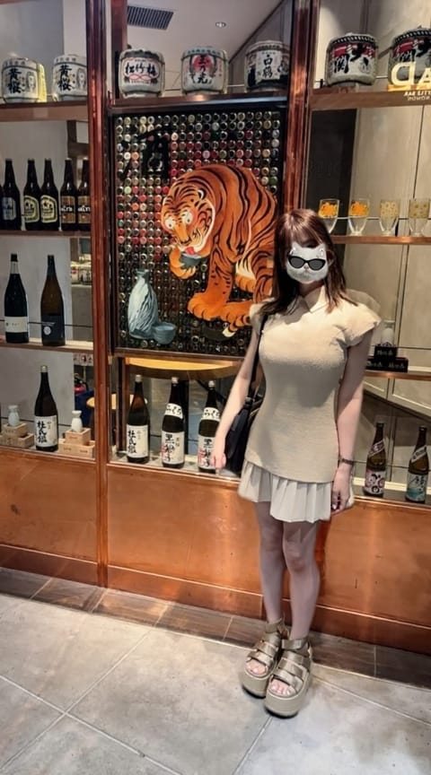 【虎視眈々。】

虎ノ門ヒルズへ。

ずらりと並ぶ酒瓶の奥で、

こちらをうかがう一頭の虎。

「虎視眈々」って、きっと