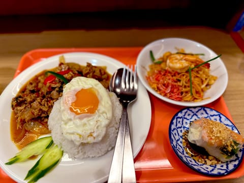 結局タイ料理食べた🐘🇹🇭🥊でもやっぱバーガーキング食べたい  https://twitter.com/ynsp_umi/