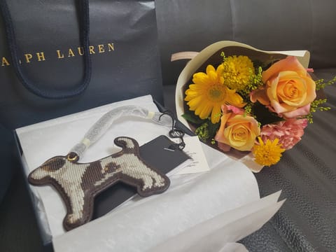 はぁ〜♡可愛くてため息出る🐶💐
お誕生日お祝いしてくれてありがとう🍰

可愛い花束と私の大好きな🐶のチャーム✨
私のこと