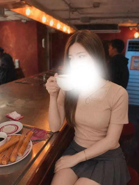 この前行ったカフェで、友達に綺麗に撮ってもらった写真☺️
目線の先は、店員さんが美味しそうな
スイーツを作る様子を見てま