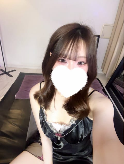 こんにちは！
今日は16-20で出勤してます！

事前予約で本指名の方2人来てくださり🈵になりました🥺
とても嬉しい( 