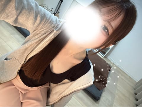 本日21時〜出勤です♡

3連勤最終日です！✨️今週ラストなので会いに来てくれたらうれしい🥹
雨も上がったのでよかったら