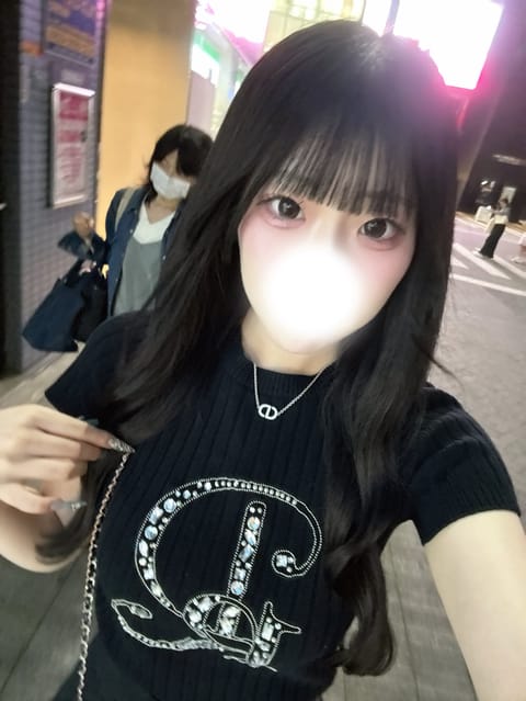 本日19時から出勤です！空き枠あるので会いに来てくれたら嬉しいです🥲♡