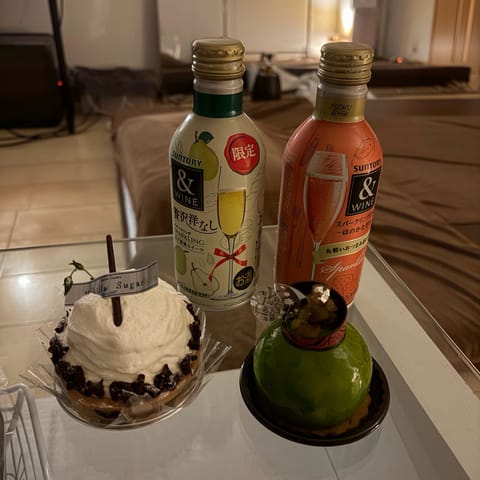 おとといの！
ピスタチオのツルツルとシマエナガみたいなチョコタルト美味しかった🧁
いつもはるばる会いに来てくれて、最近は