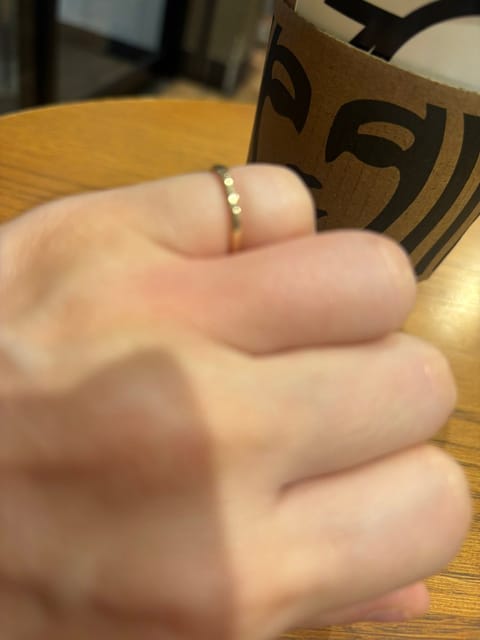 こんばんは♪

左の薬指、蚊に刺されたなう🦟
蚊にモテるよりあなたにモテたい♥️

何をゆーとんねん🫲
ということで?!
