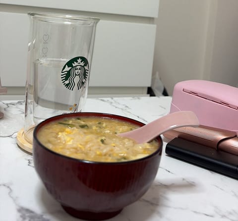 やっと起き上がれてご飯食べました😭
おやすみもらってしまいすみません。
ポカリ飲んでまた寝ます😭
寒気止まらなくてびっく