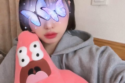 出勤しました💕

久しぶりの出勤嬉しい❣️

今日は最近髪の毛切ったので
ハーフツインとかしてみました🍬

ちょっとばぶ
