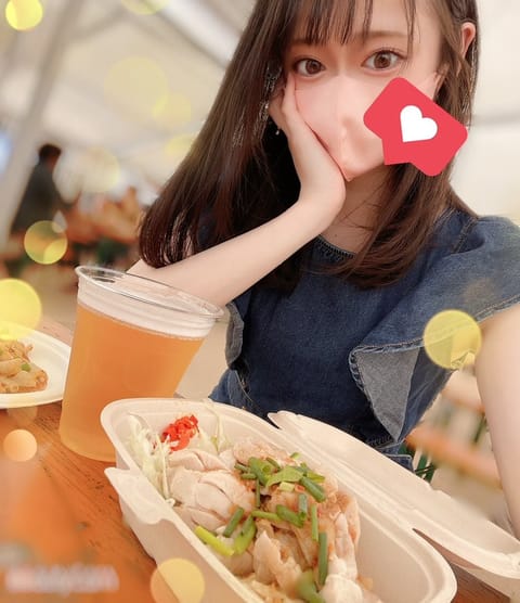 この前激辛フェスに行きました🔥
左にある黄金の飲み物、、
ヒナの大好きなビールです💓笑

辛いものも、お酒も
大好きなも