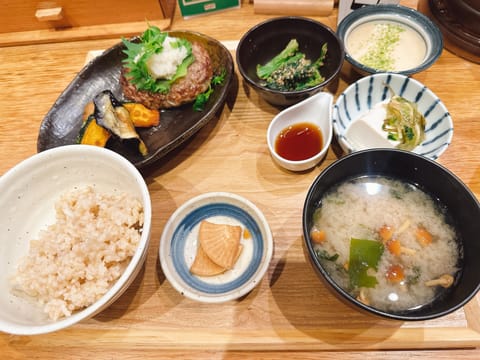 今週は結構いるのよ🥰
2日(月)
5日(木)
7日(土)
と成増で頑張りますよ💪

久々にハンバーグ！これは大宮駅構内の