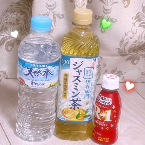 たくさん差し入れありがとう♡♡
好きな物載せたらジャスティーとR1全部で5本くらいあるwwwww
ほんとに感謝です!!!