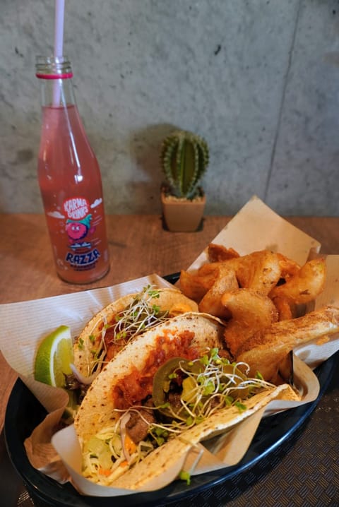 本日は関内へ🌿
出勤前にタコスプレートでエネルギーチャージ🌮
チキン・ポーク・ビーフ・ラム・シュリンプ・アボカドの中から