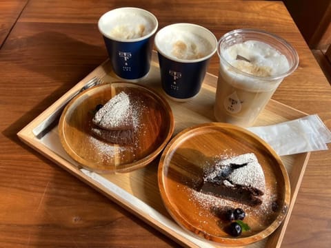 松村です。

先日行ったカフェのガトーショコラ。
めっちゃ美味しかった。

昨夜もご予約ありがとうございました。

今日