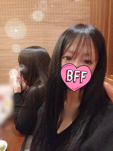 服おそろ🤍🤍
価値観の合う長いともだち✨

○*・

明日突然ですが姫路、追加出勤します♥️💙🤍
11時〜17時ですよろ