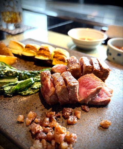 ホテル日航のお店です✨
九州の「和王」という和牛が食べれるのきいていってきました

とろけるかんじのお肉ですね🧐
シーフ
