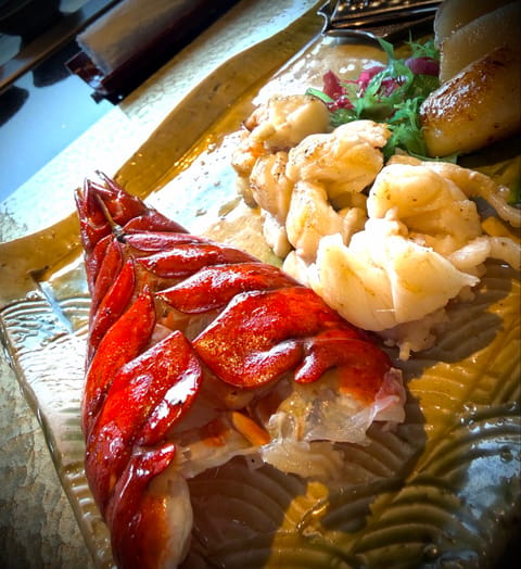 ホテル日航のお店です✨
九州の「和王」という和牛が食べれるのきいていってきました

とろけるかんじのお肉ですね🧐
シーフ