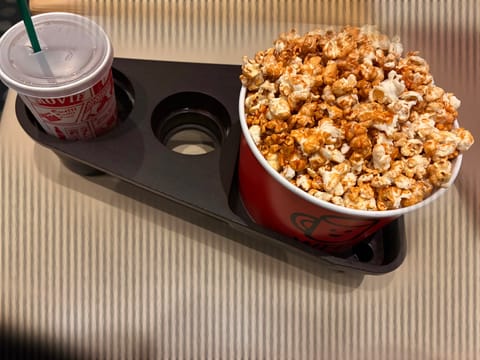 映画行ってきた〜

いつも1人でこの巨大ポップコーンを
完食しちゃぅ🥹🥹🥹

ドンビキ🥹🥹🥹

更新しましたよ🆙⬇️💗
