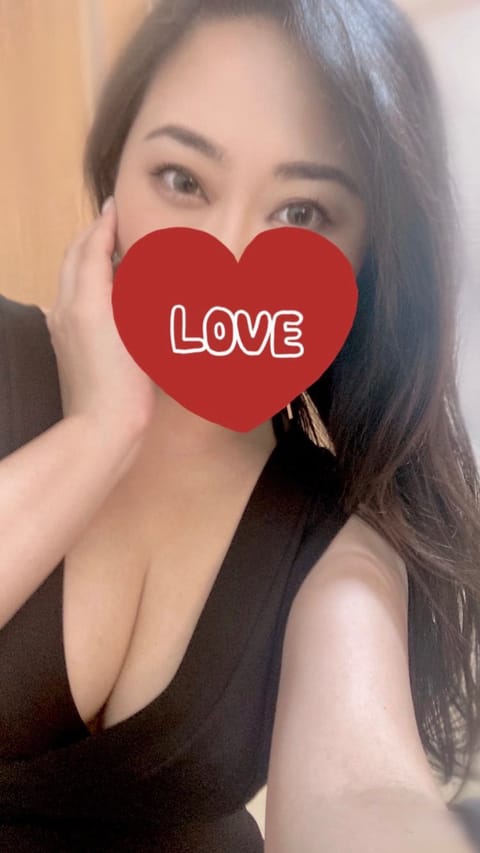 初めまして☺️
新しくメンズエステFeelに入店しましたみかです🙌
マッサージは得意なのとムチムチGカップを生かして沢山