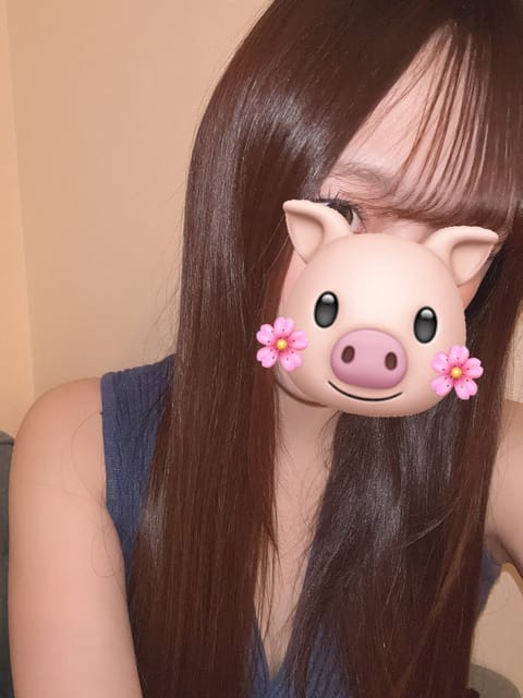 柏木出勤してます🌱🩵

前髪が言う事聞かなくて今日はほぼパッツンセットです✂️ 珍しく暗めの色も着てみましたよん

本日