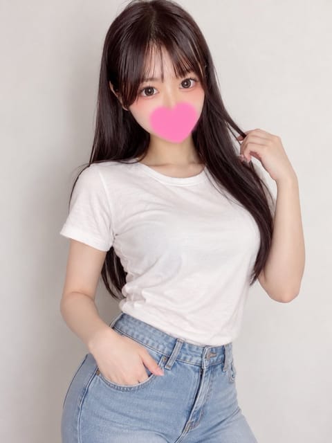 飾らないくらいが、いちばん近く感じる。
白T×デニム、好き？🤍