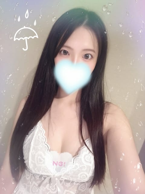 今日は朝から雨で憂鬱〜🌧🌀
湿気で髪もうねるし外に出たくなくなる😭💔
私は少しでも気分あげるためにテンション上がる曲を聞