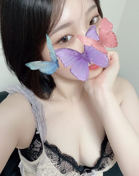 こんばんは🤗

25日(土)13-16で出勤いたします🥰
14:30〜16:00まで🈵です✨
本指様ありがとうございます