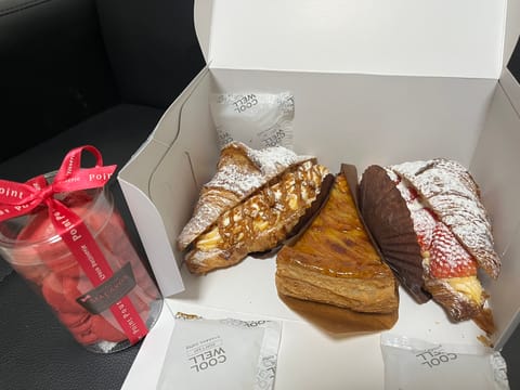 こはるです🍑

本日満枠ありがとうございました☺️🩷

お土産〜って、沢山スイーツ頂いちゃった🤤🍓
めちゃくちゃ嬉しいあ