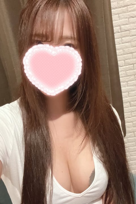こんばんは、れいなです🪽

今日も26時まで出勤しています！
会いに来てくれたら嬉しいです🥺💕

ルーム暖かくしてお待ち