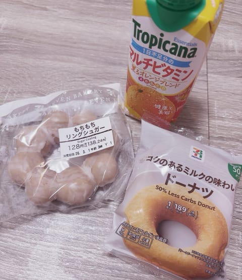 今日もありがとうございました(ˆ .   . )"
何個か食べたり飲んだりしちゃったけど、初めましての人からも差し入れ貰