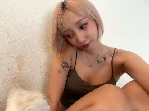 壁は🐈のせいです😕🙁
やたらと顔に自分の
ニオイつけたいマッシュ🐈🤍