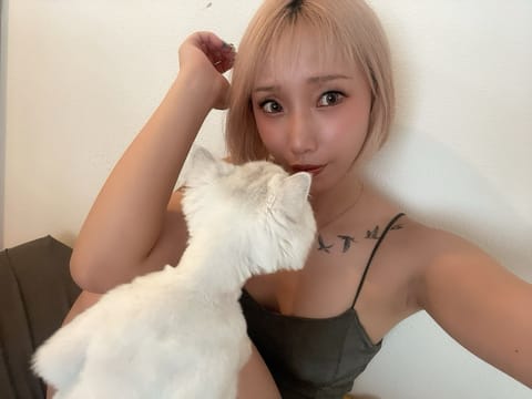 壁は🐈のせいです😕🙁
やたらと顔に自分の
ニオイつけたいマッシュ🐈🤍
