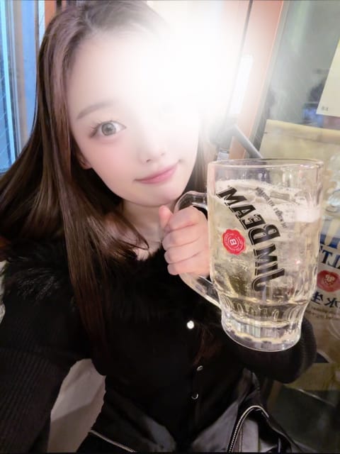 こんにちは〜！
久しぶりに早い時間にあげるね！
この前昼飲みでチンチロしたよん！
メガになっちゃった✌️

ハイボールは
