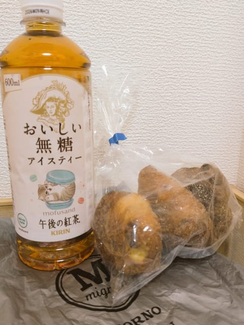アイスティーにクロワッサン！🥐✨

実はこのクロワッサン、3種類それぞれ違う味で、どれから食べようか迷いながら楽しませて