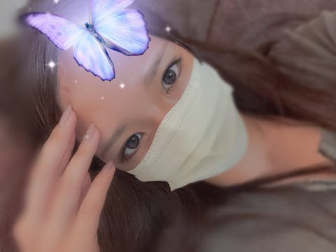 昨日のおでこのケガ。
おでこ広すぎて恥ずかしいから隠します🦋笑

すっぴんだから眉毛の形違う、、🤣🤣