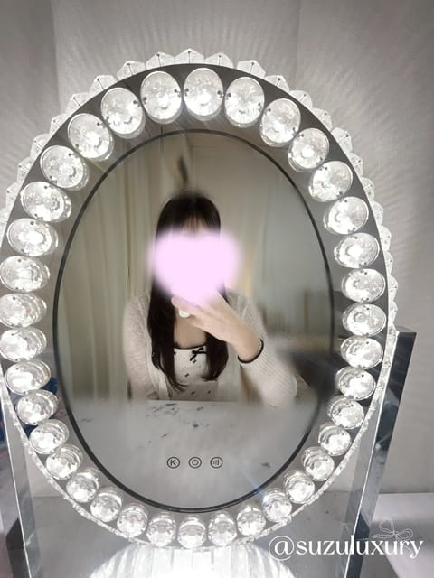 すずです🩵
今日は新松戸のお部屋に19:00~います！

お部屋にかわいい鏡があって撮ってみたよ🎶
すずと一緒に楽しい週