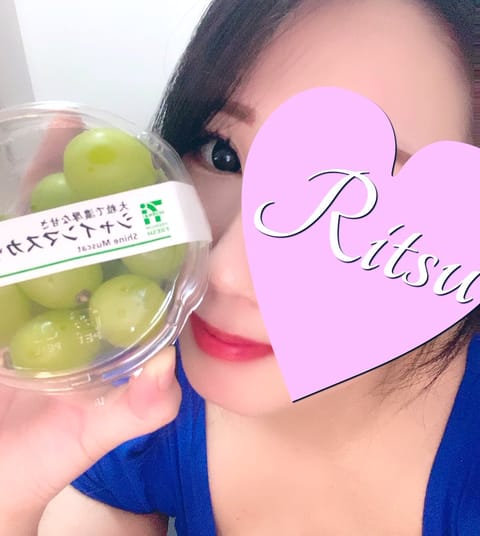 昨日本指名様から頂いたシャインマスカット✨😌

を、食べるのが勿体無くて家で冷やして今日持ってきました🤤笑

だってシャ